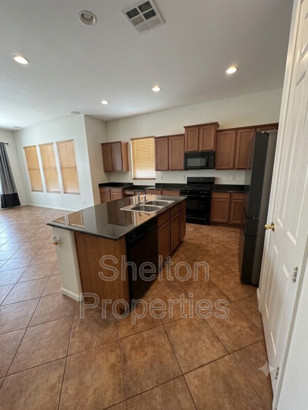 15192 W Columbine Dr Surprise, AZ 85379 photo 4