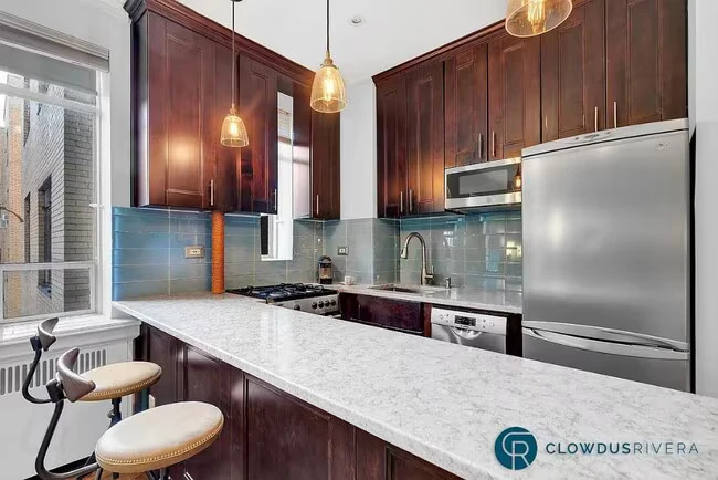 250 W 24 St New York, NY 10011 photo 2