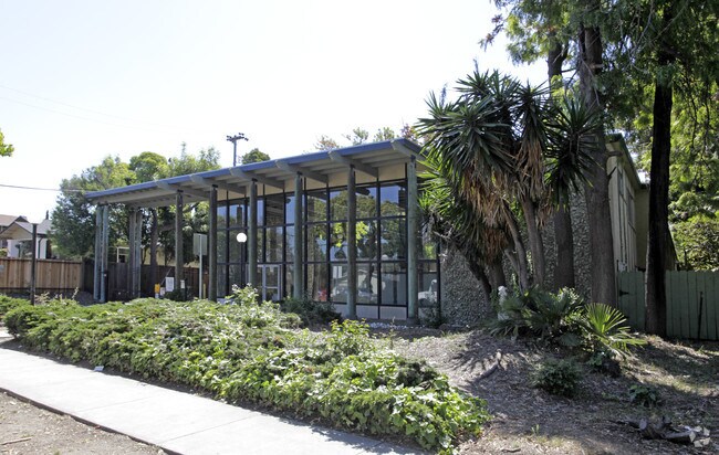 Silk Oak Apartments photo 2