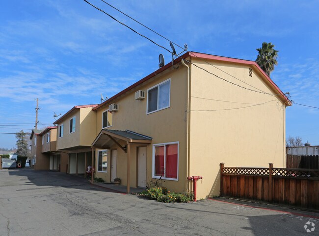 Carol Apartments photo 5