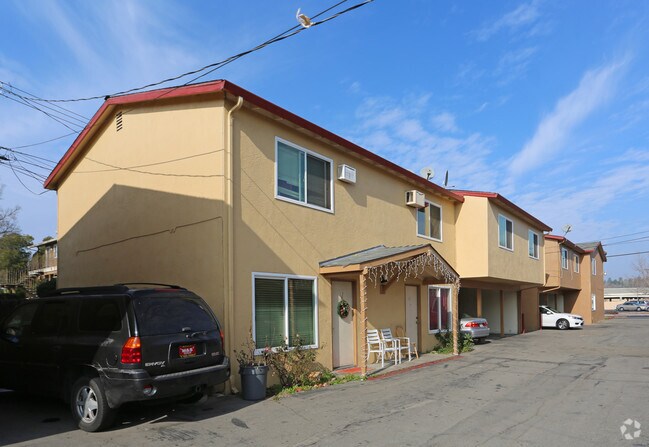 Carol Apartments photo 2