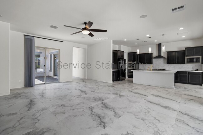 10704 E Tarragon Ave photo 3