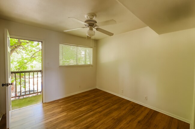 1010 W 23rd St Austin, TX 78705 photo 3