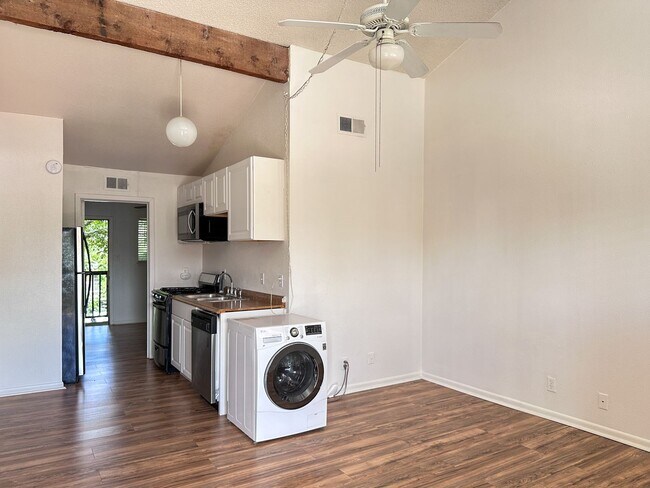 1010 W 23rd St Austin, TX 78705 photo 4