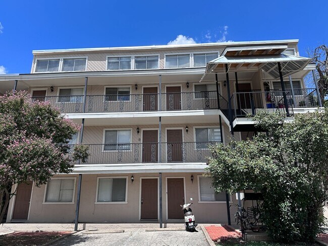 1010 W 23rd St Austin, TX 78705 photo 2