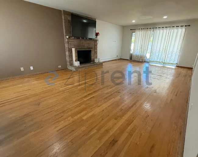Unit 996 photo 4