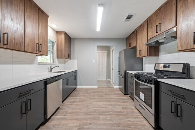 2404 Glen Springs Way Austin, TX 78741 photo 2