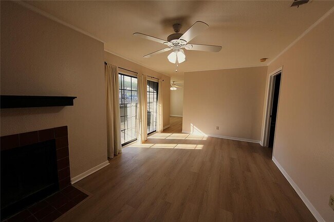1510 W N Loop Blvd Austin, TX 78756 photo 3