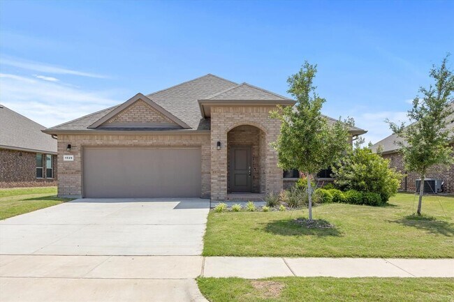 1529 Seabiscuit Dr Granbury, TX 76049 photo 2