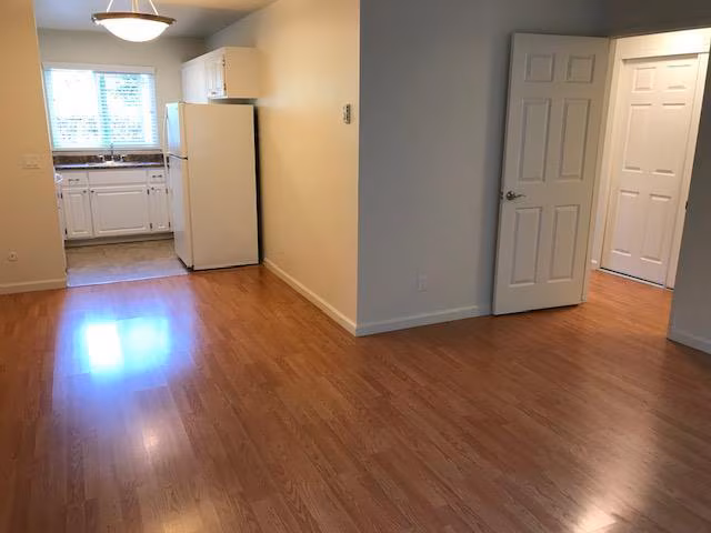 Colonial House Apartments photo 3