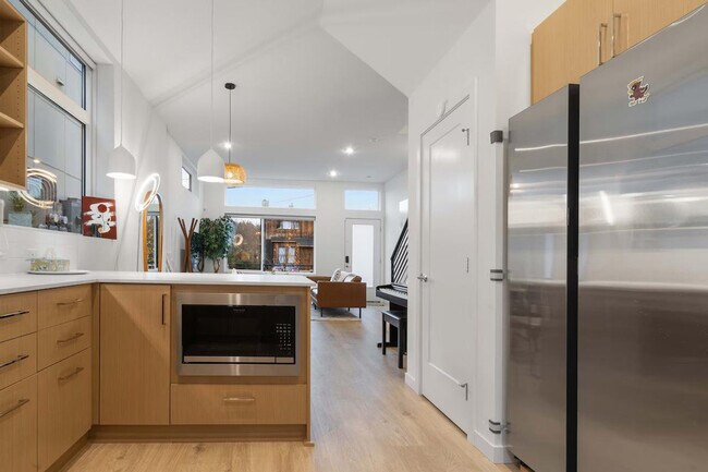 2433 S Plum St Seattle, WA 98114 photo 4