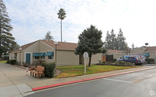 219 Hillcrest Ave photo 3