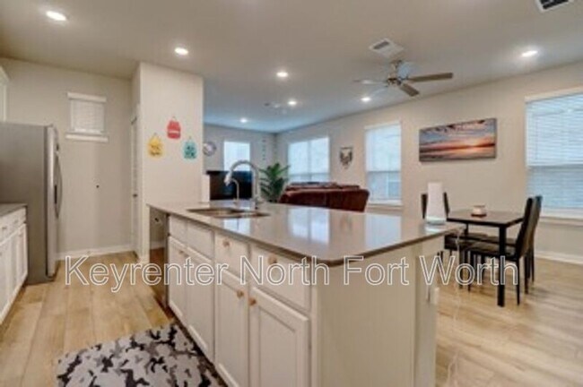 216 Territory Trl Fort Worth, TX 76120 photo 4