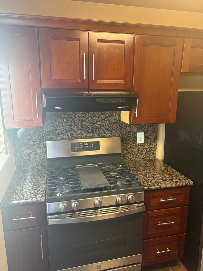 961 Yerba Buena Ave Oakland, CA 94608 photo 3