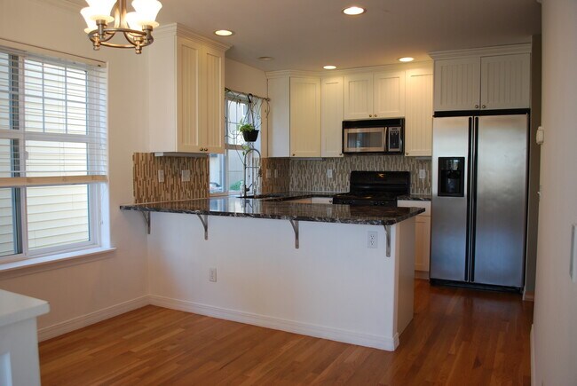 1231 6th Ave N Seattle, WA 98109 photo 2