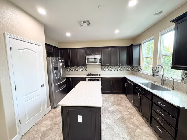 Perfect Shape Single Family Home in Dublin with many upgrades photo 2