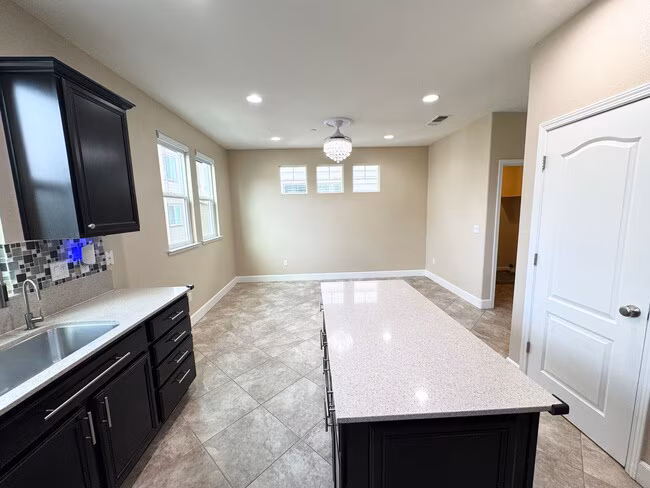 Perfect Shape Single Family Home in Dublin with many upgrades photo 4