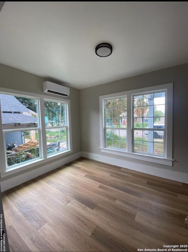 143 E Baylor San Antonio, TX 78204 photo 4