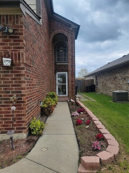 6468 Regina Dr Fort Worth, TX 76131 photo 2