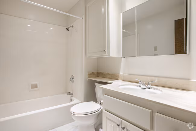 Fountainbleau Apartments photo 4