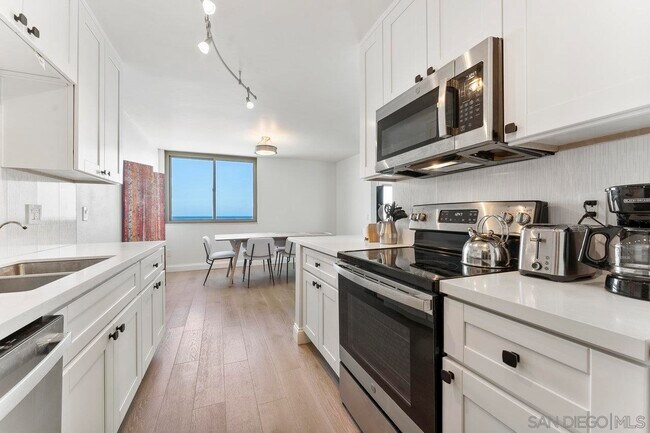 909 Coast Blvd San Diego, CA 92037 photo 4
