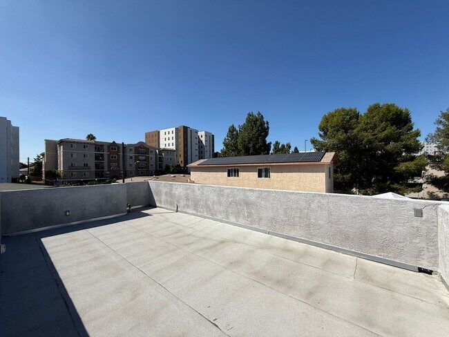 5104-5106 E Falls View Dr San Diego, CA 92115 photo 2