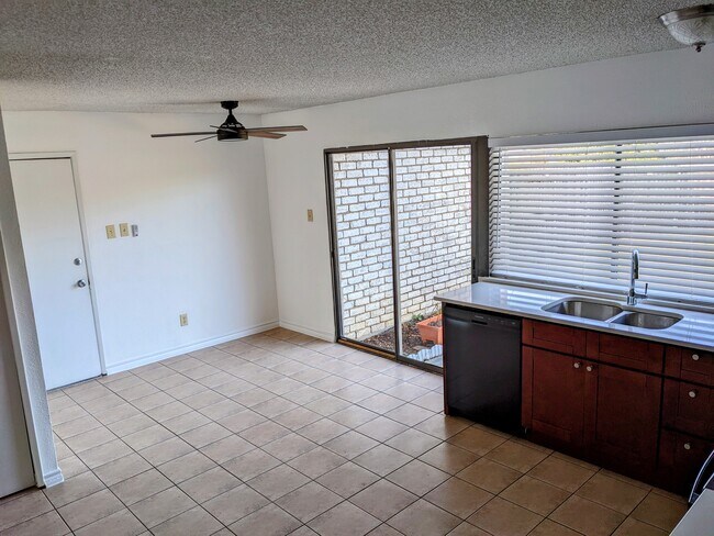 1855 Sandy Ridge Court, Carrollton, TX 75007 photo 4