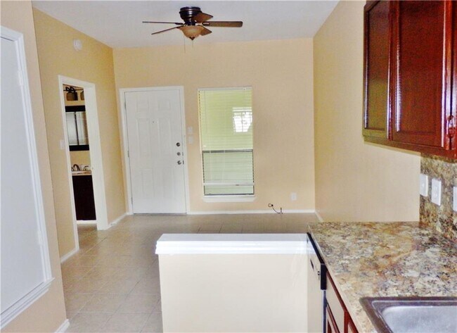 3206 King St Austin, TX 78705 photo 2