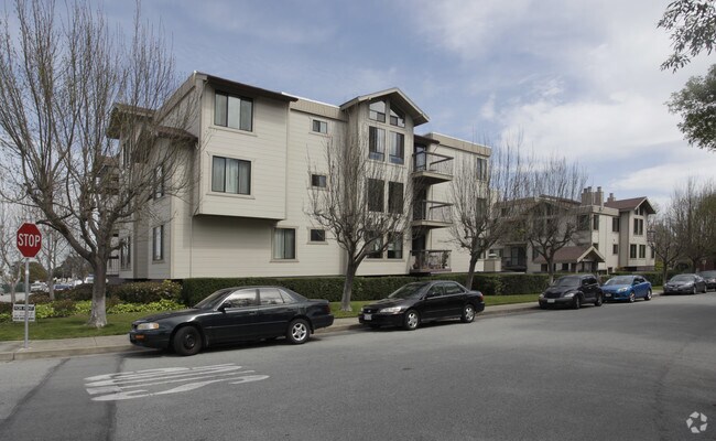 500 Poplar Avenue Apartments photo 3