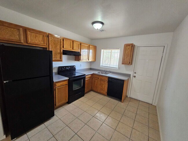 MOVE IN SPECIALS EARLY ENTRY INTERESTED????? photo 3