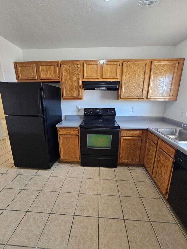 MOVE IN SPECIALS EARLY ENTRY INTERESTED????? photo 5