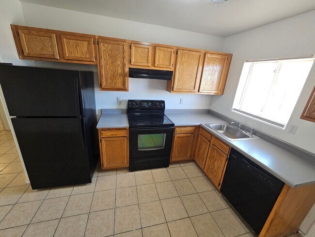 MOVE IN SPECIALS EARLY ENTRY INTERESTED????? photo 4