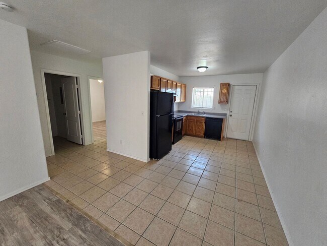 MOVE IN SPECIALS EARLY ENTRY INTERESTED????? photo 2