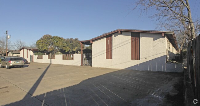 Woodrow Apartments photo 2