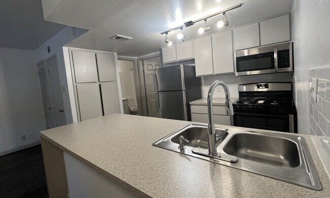 515 Shoal Creek Blvd photo 4