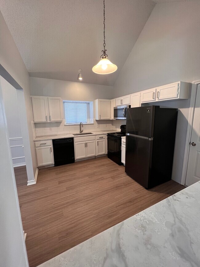 808 Xavier Dr Arlington, TX 76001 photo 4