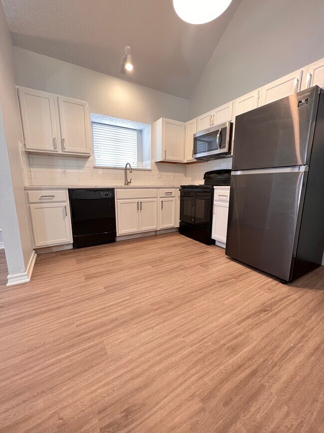 808 Xavier Dr Arlington, TX 76001 photo 3