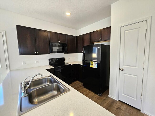 856 Rancho Del Cielo Lp, Jarrell, TX 76537 photo 3