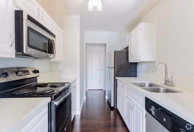 Cadena Apartments photo 3