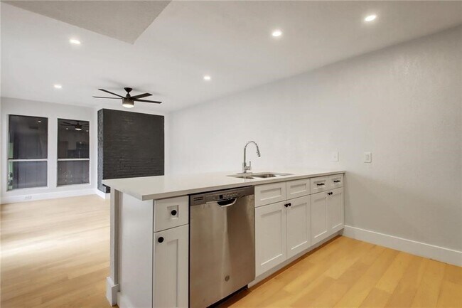 909 Reinli St Austin, TX 78751 photo 2