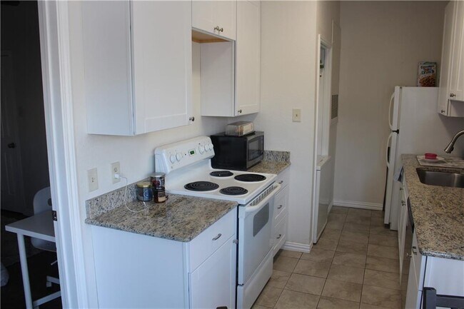 706 W 24th St Austin, TX 78705 photo 4