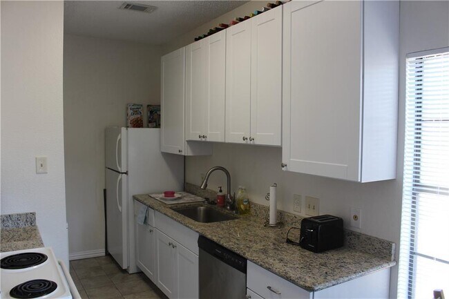 706 W 24th St Austin, TX 78705 photo 3
