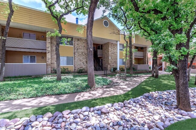 1301 Park Pl Blvd Hurst, TX 76053 photo 2