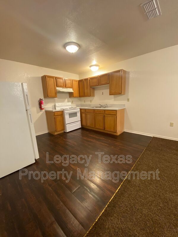 1112 Williams Ave Cleburne, TX 76033 photo 2