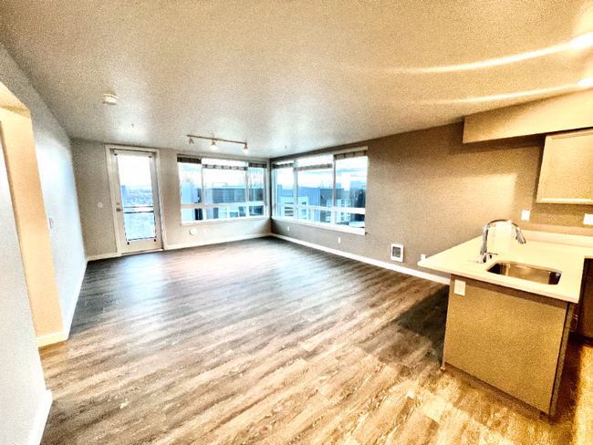 2330 Yakima Ct Tacoma, WA 98405 photo 2