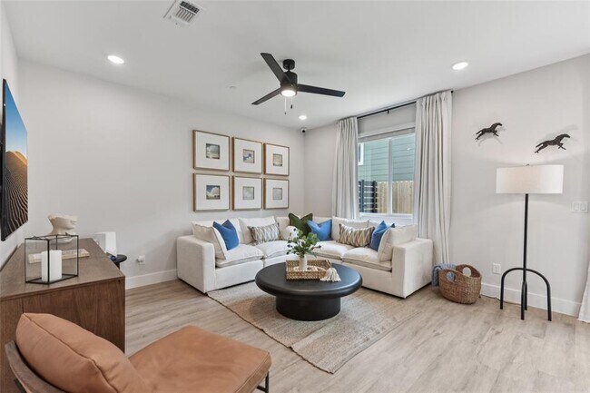 9304 Felix Sparke Dr Austin, TX 78744 photo 4