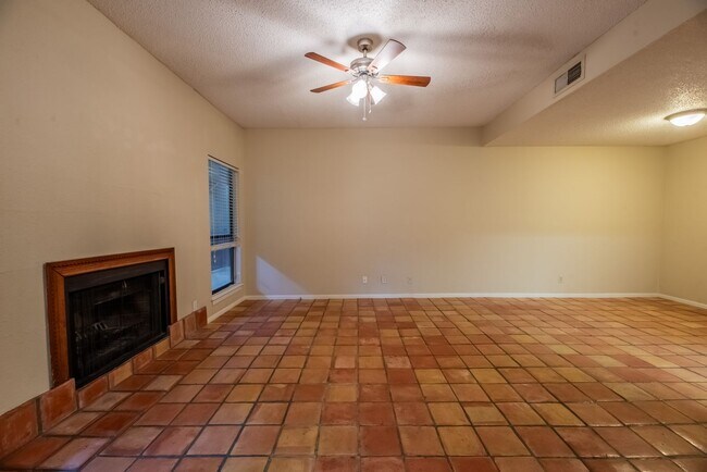ROBBINS PLACE 202 photo 3
