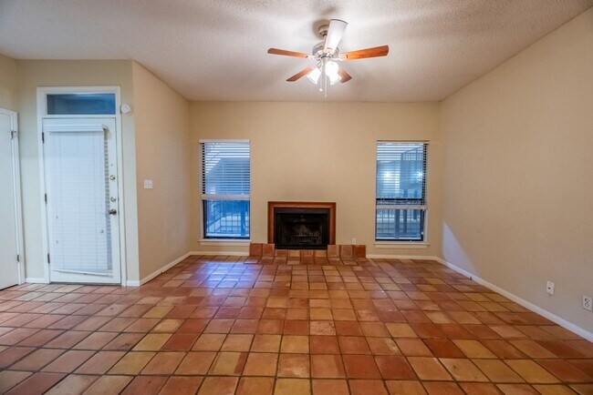 ROBBINS PLACE 202 photo 4