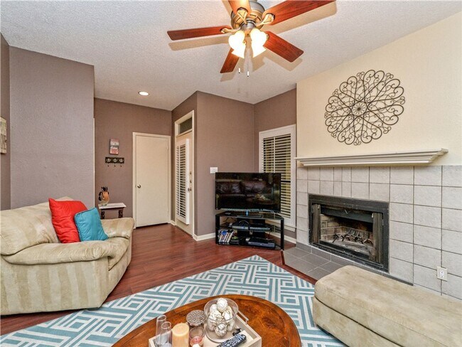 ROBBINS PLACE 202 photo 2