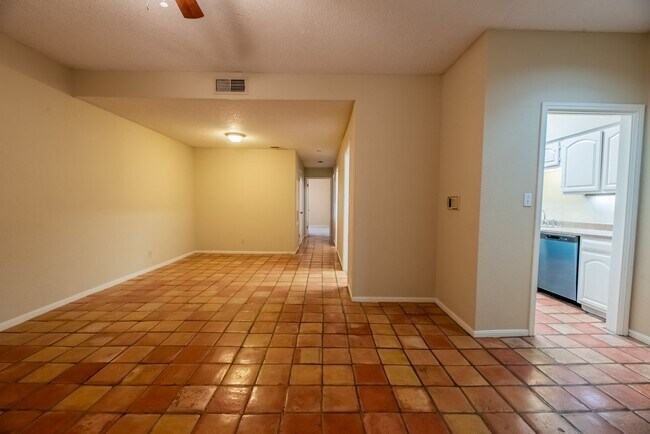 ROBBINS PLACE 202 photo 5